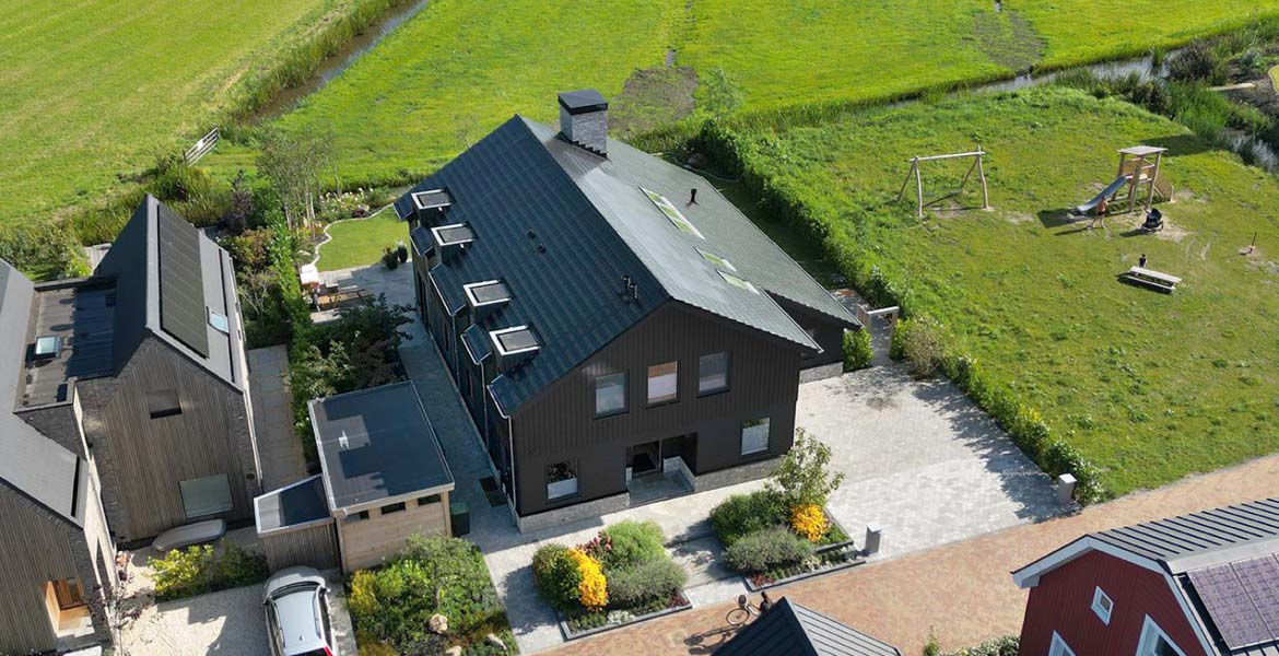 Een door Livingstone ontworpen schuurwoning met een landelijke omgeving en grasvelden. 